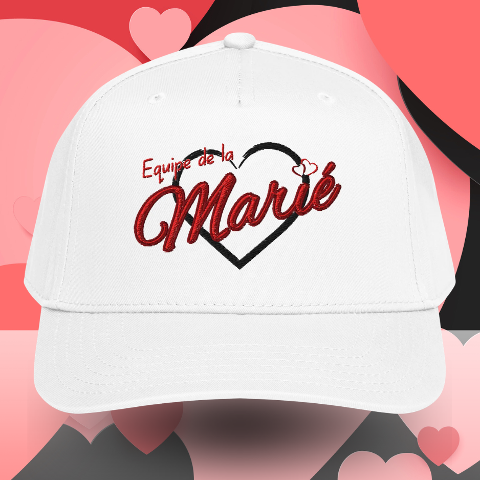 Casquette blanche Equipe de la Mariee avec broderie rouge et coeur noir vue face, ideale pour tenue de groupe EVJF et enterrement de vie de jeune fille.