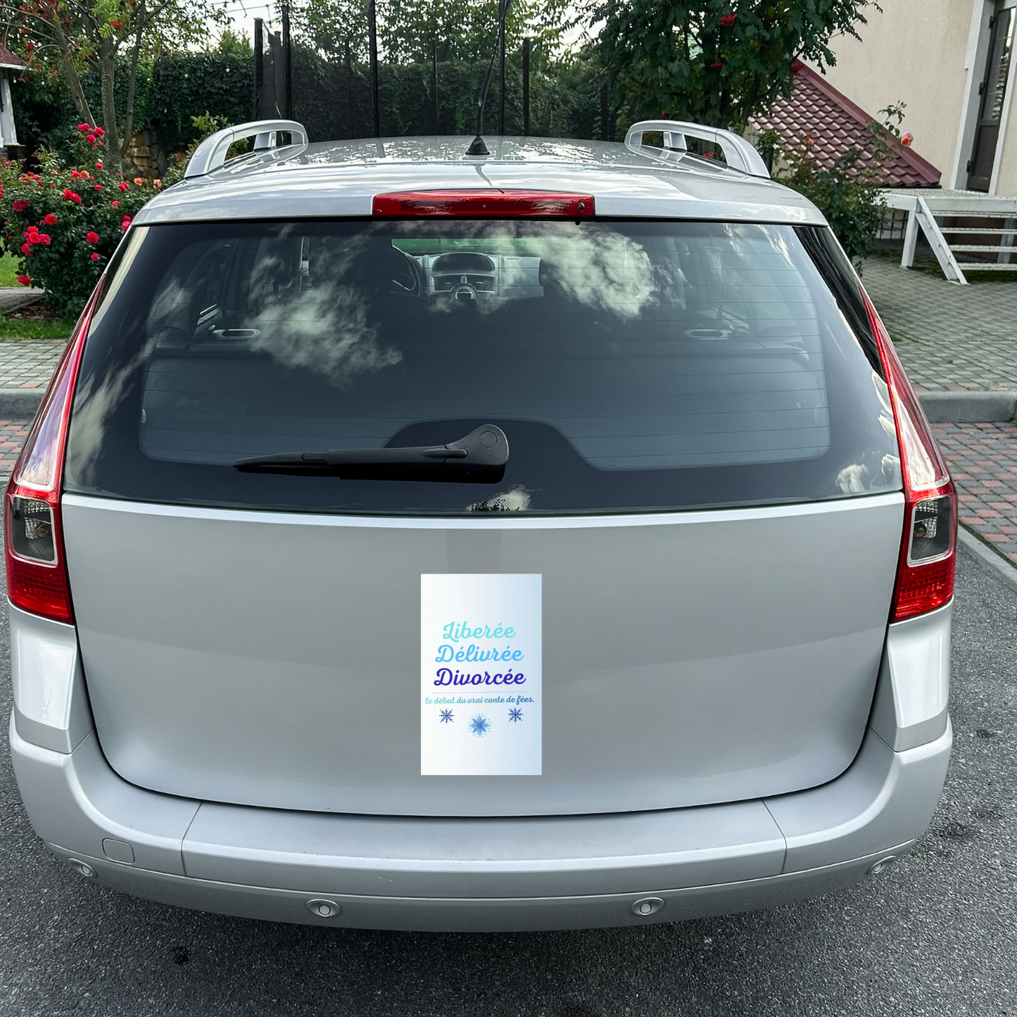 Magnet Divorce Party Liberee Delivree Divorcee a coller sur voiture, accessoire humoristique pour fete de divorce, celebration nouvelle vie et soiree entre amies.