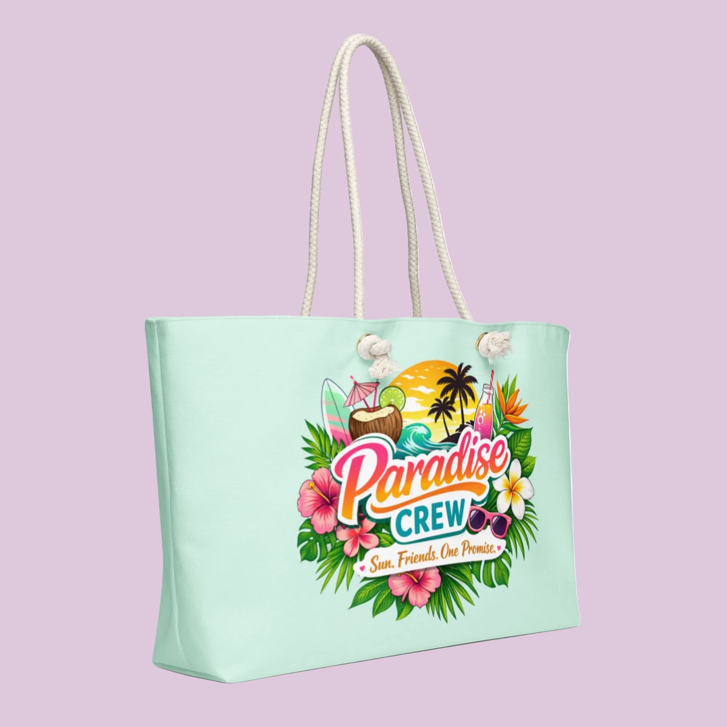 Sac de plage Paradise Crew présenté en légère perspective, mettant en valeur la profondeur du sac, la qualité de l’impression et les anses épaisses en corde.