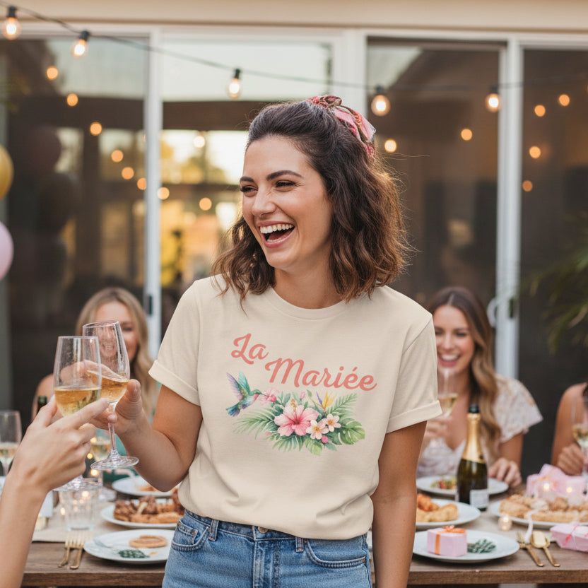 T-shirt La Mariée porté par une future mariée pendant une célébration EVJF, design floral élégant, moment de joie et de partage.