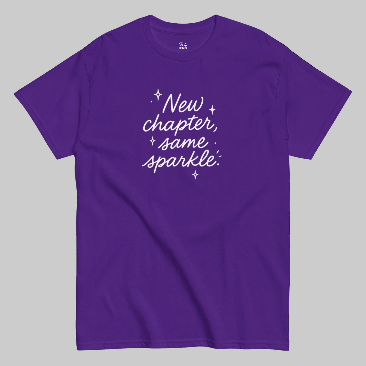 T-shirt noir New Chapter Same Sparkle avec écriture blanche et détails scintillants, style minimaliste et moderne.