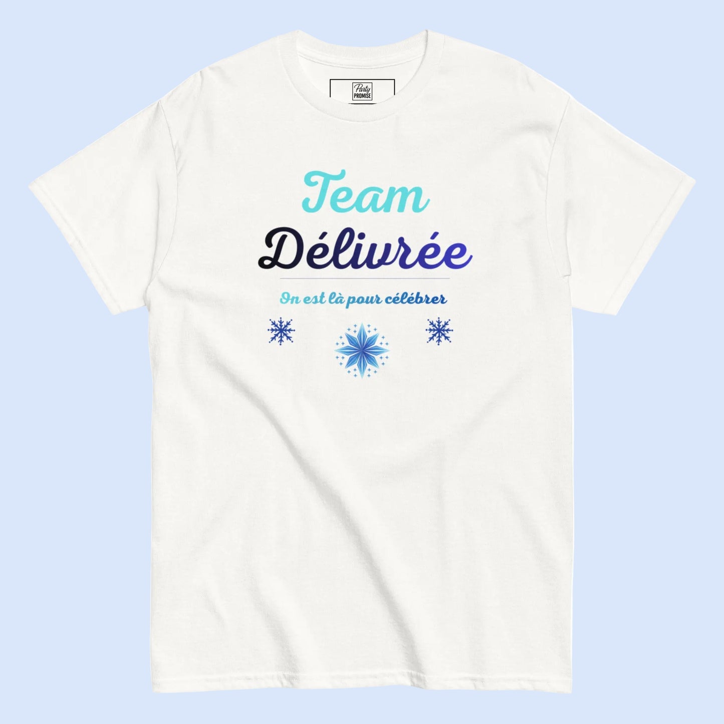 T-shirt Team Délivrée blanc avec design bleu, tenue Divorce Party pour amies de la divorcée, vue produit.