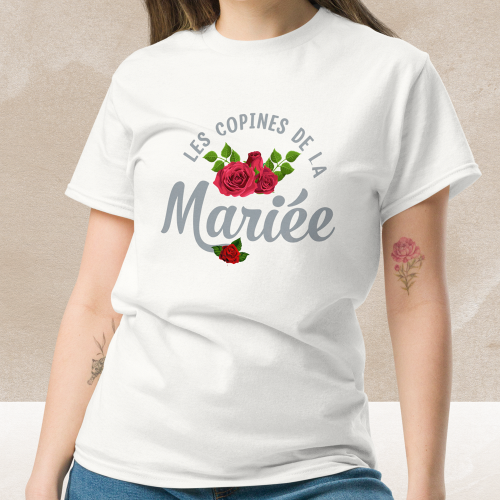 Femme portant un t shirt blanc EVJF Les Copines de la Mariee avec design fleurs rouges
