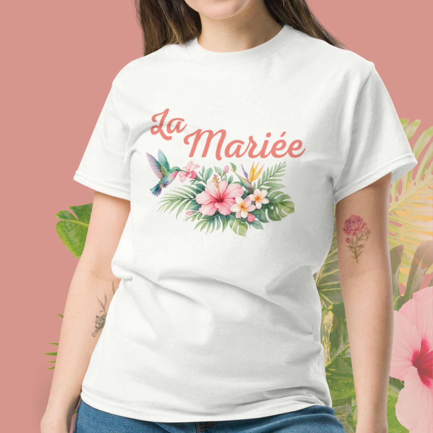 T shirt beige La Mariee avec motif floral tropical et colibri, tenue ideale pour EVJF, bride to be, bachelorette party et mariage destination ete blanc