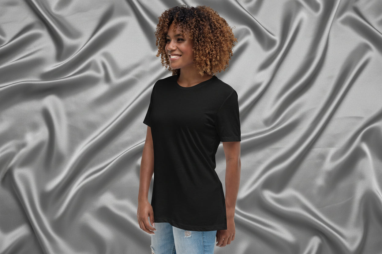 Vue avant du t-shirt noir femme “Just Divorced”, coupe décontractée et col ras-du-cou.