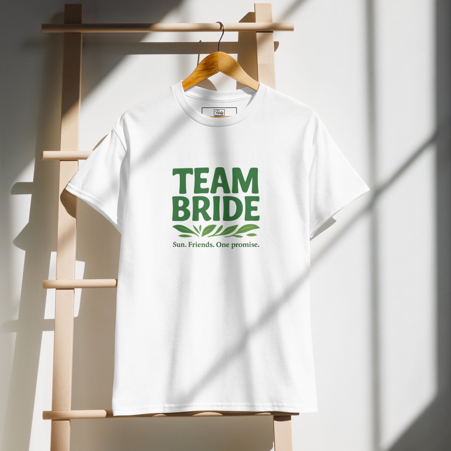 Photo de face sur cintre du t-shirt Team Bride couleur (Blanc / Sable / Citron Vert / Kelly Queen / Vert Forêt). Le slogan “Team Bride” est clairement visible et la couleur unie met en valeur le design simple et élégant.