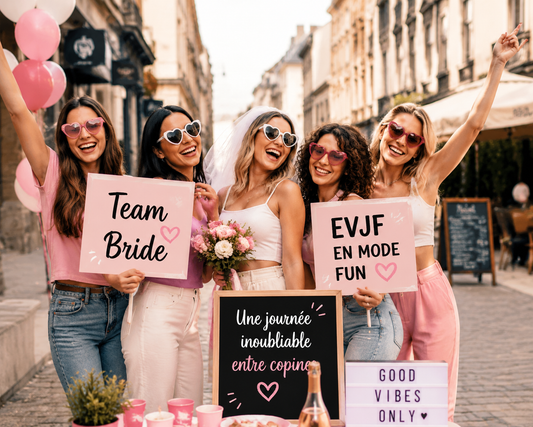 L'image montre un groupe d'amies célébrant un EVJF joyeux dans une rue ensoleillée, avec des pancartes et des ballons roses, créant une ambiance festive et conviviale.