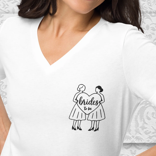 T-shirt Col V Brode Brides to be – Elegance et Amour pour un Mariage Lesbien 👩‍❤️‍👩✨