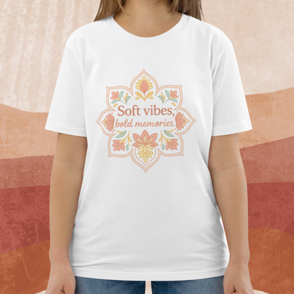 T-shirt Blanc “The Bride – Soft vibes, bold memories.” – Collection Boho Chic – Coton Bio