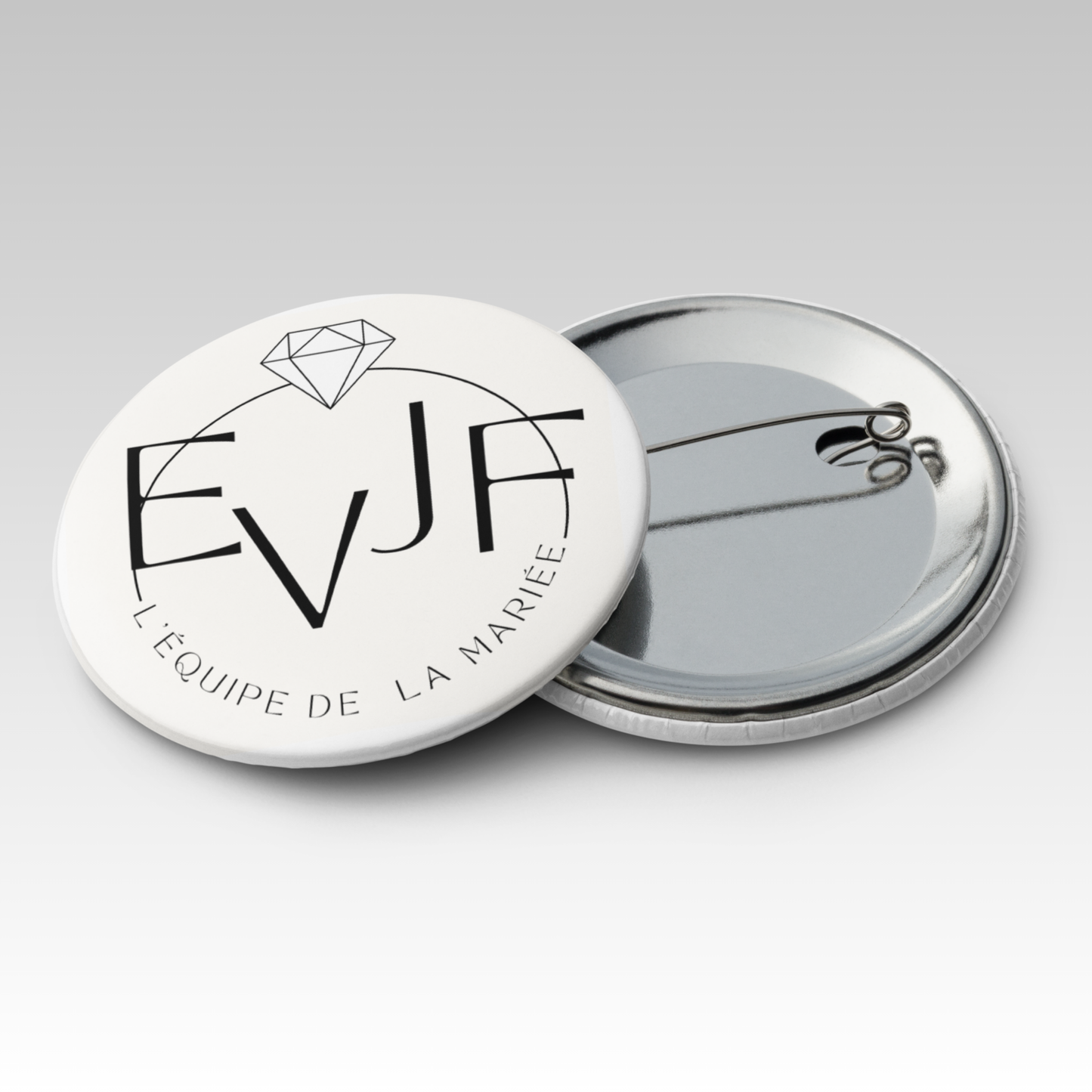 Gros plan badge EVJF L’équipe de la mariée avec design minimaliste, accessoire parfait pour un enterrement de vie de jeune fille.