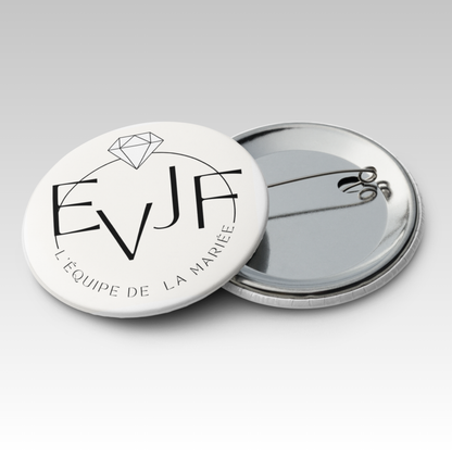 Gros plan badge EVJF L’équipe de la mariée avec design minimaliste, accessoire parfait pour un enterrement de vie de jeune fille.