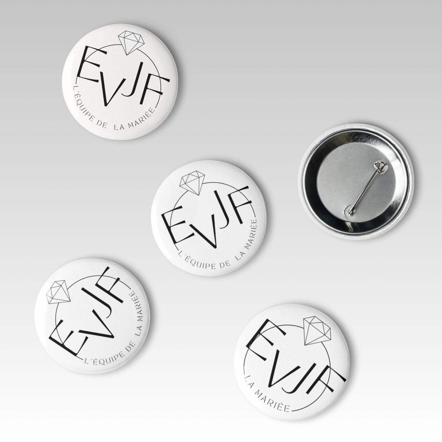 Badges EVJF avec système d’attache au dos, idéals pour personnaliser vos tenues et créer une ambiance festive pendant votre EVJF.