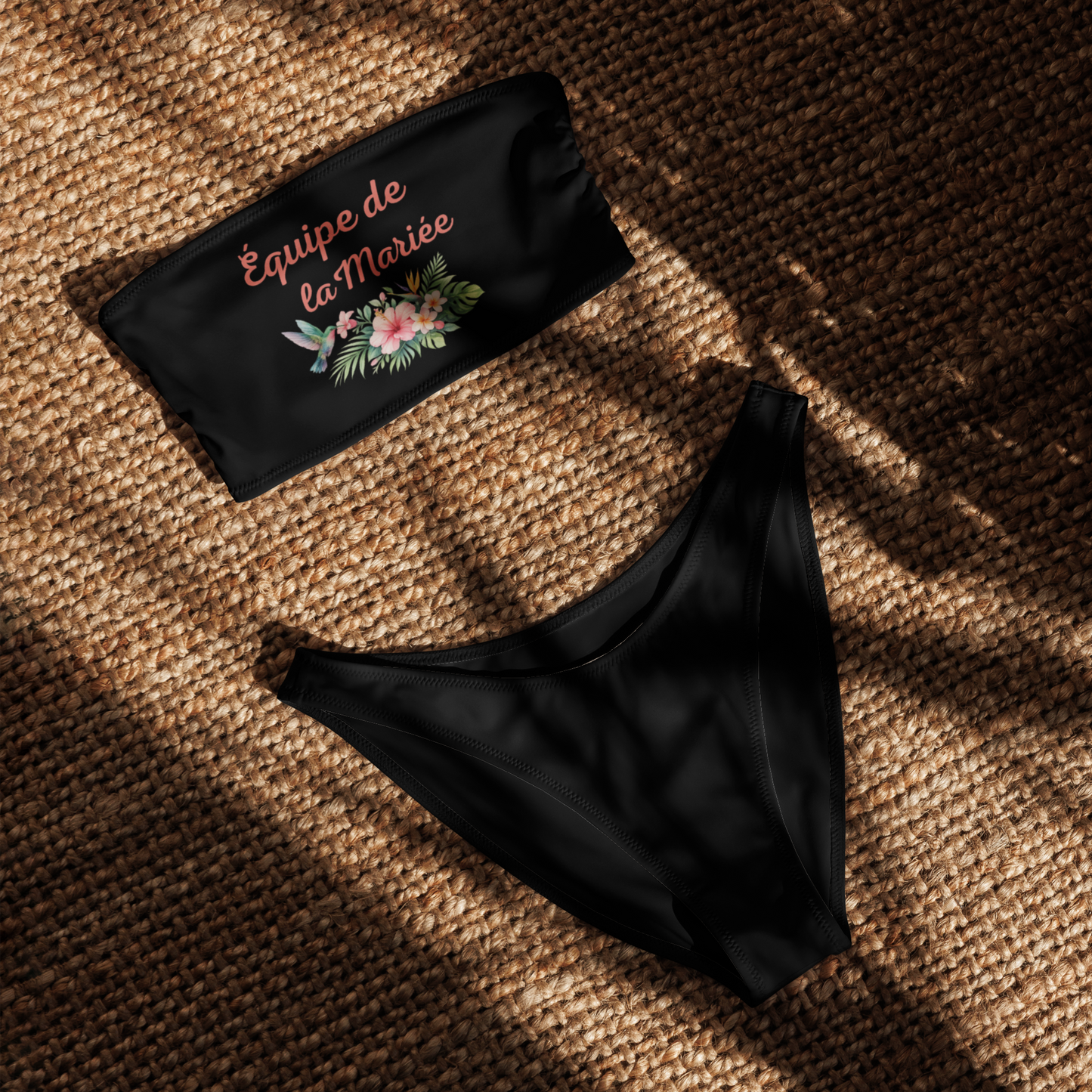 Ensemble bikini bandeau Équipe de la Mariée noir avec bas échancré et design floral pour enterrement de vie de jeune fille et week-end à la plage.