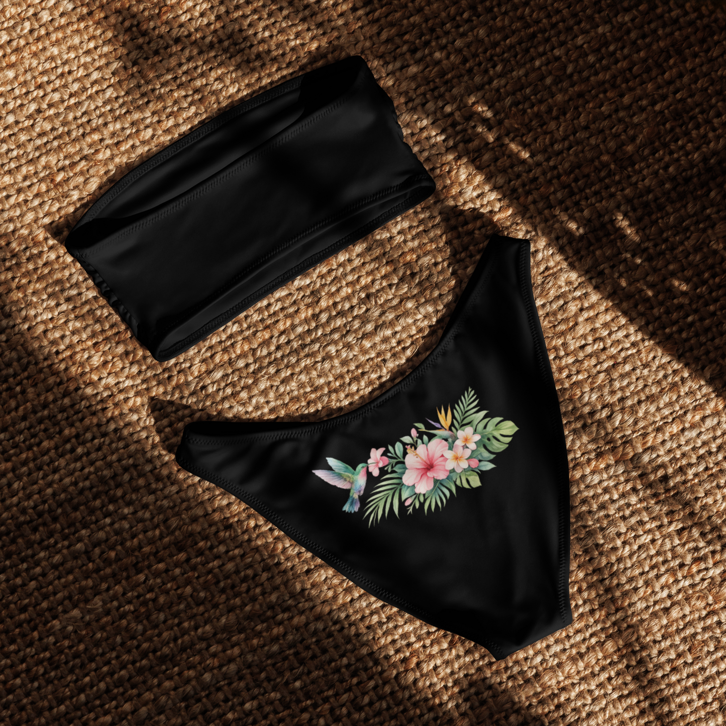 Bikini bandeau noir Équipe de la Mariée avec motif floral tropical posé sur tissu naturel, parfait pour EVJF, plage et pool party entre amies.