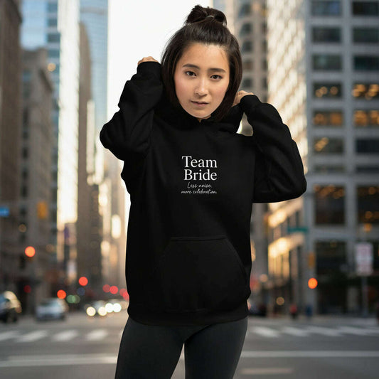 sweat-à-capuche-noir-“team-bride-–-less-noise-more-celebration”-–-collection-minimalistesweet-à-capucheparty-promise-35032412