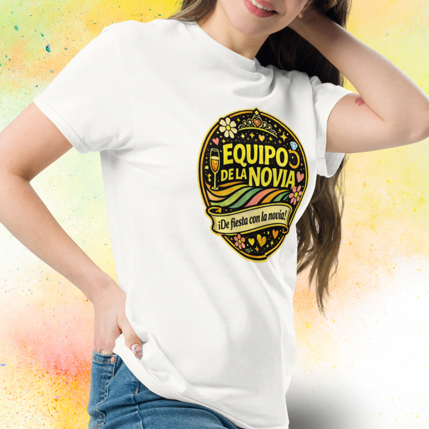 Mujer llevando camiseta Equipo de la Novia con diseño retro colorido estilo festival, ideal para despedida de soltera y celebracion con amigas blanca