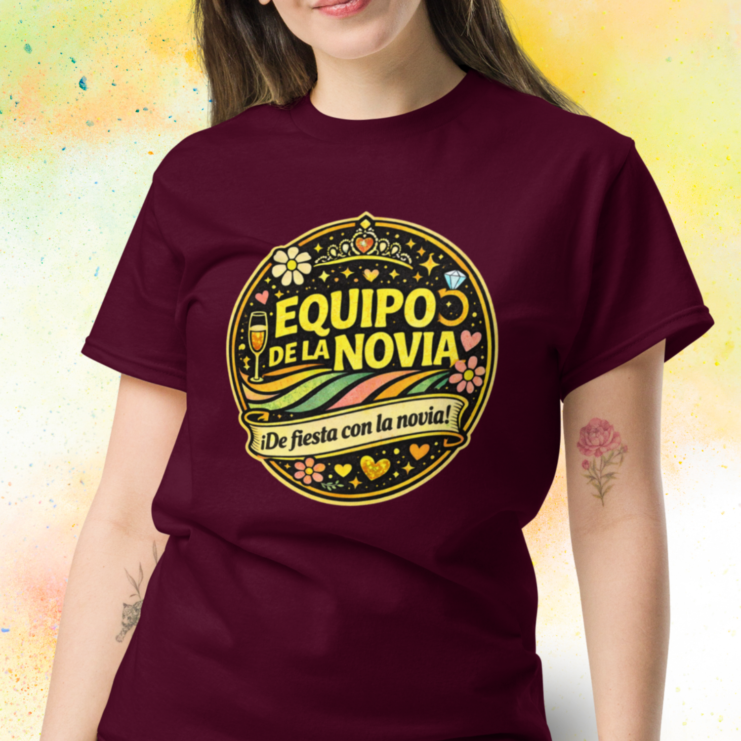 Mujer llevando camiseta Equipo de la Novia con diseño retro colorido estilo festival, ideal para despedida de soltera y celebracion con amigas burdeos