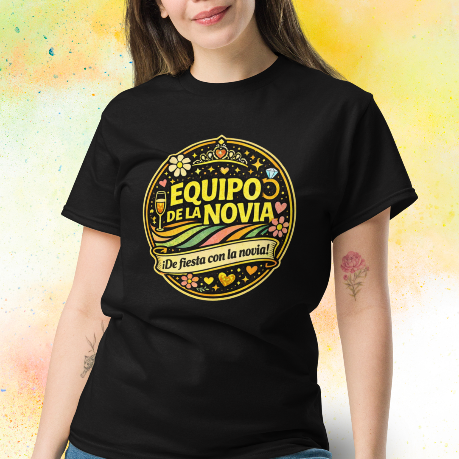 Mujer llevando camiseta Equipo de la Novia con diseño retro colorido estilo festival, ideal para despedida de soltera y celebracion con amigas negro