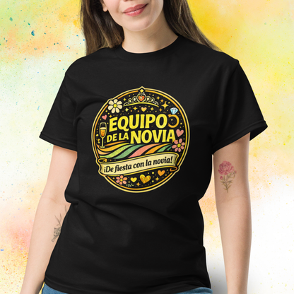 Mujer llevando camiseta Equipo de la Novia con diseño retro colorido estilo festival, ideal para despedida de soltera y celebracion con amigas negro