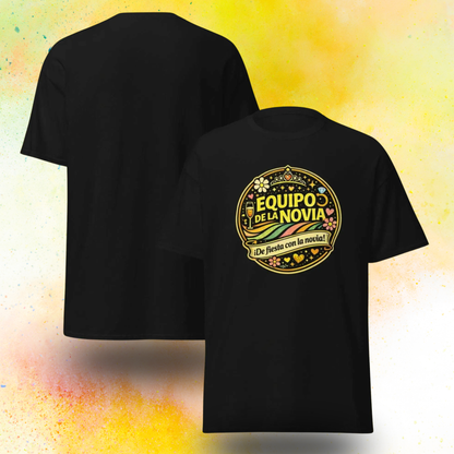 Camiseta Equipo de la Novia con frase De fiesta con la novia y diseno retro colorido, ideal para despedida de soltera y celebracion EVJF, modelo para grupo de amigas negra