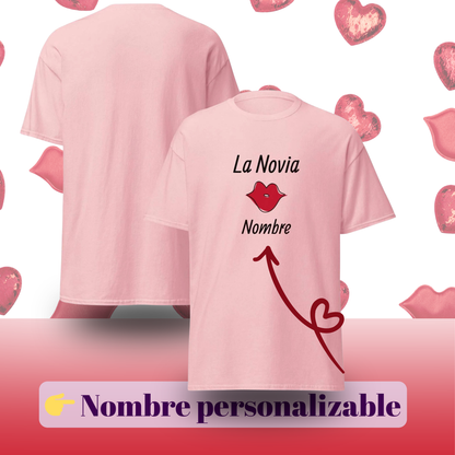 Camiseta blanca La Novia personalizada con nombre editable y diseno de labios rojos, ideal para despedida de soltera y bachelorette party, prenda especial para la futura novia rosa
