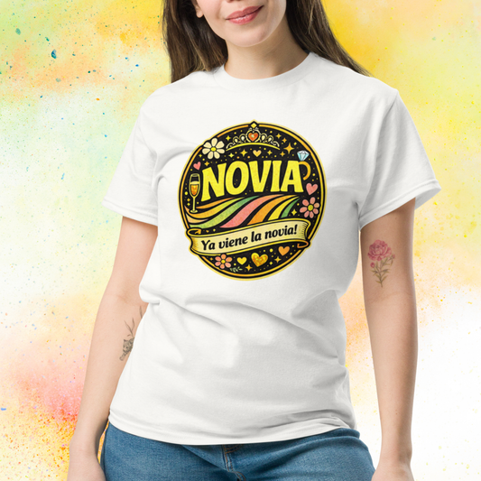 Mujer llevando camiseta Novia Ya viene la novia con diseño retro colorido, ideal para despedida de soltera y celebracion pre boda con amigas blanca