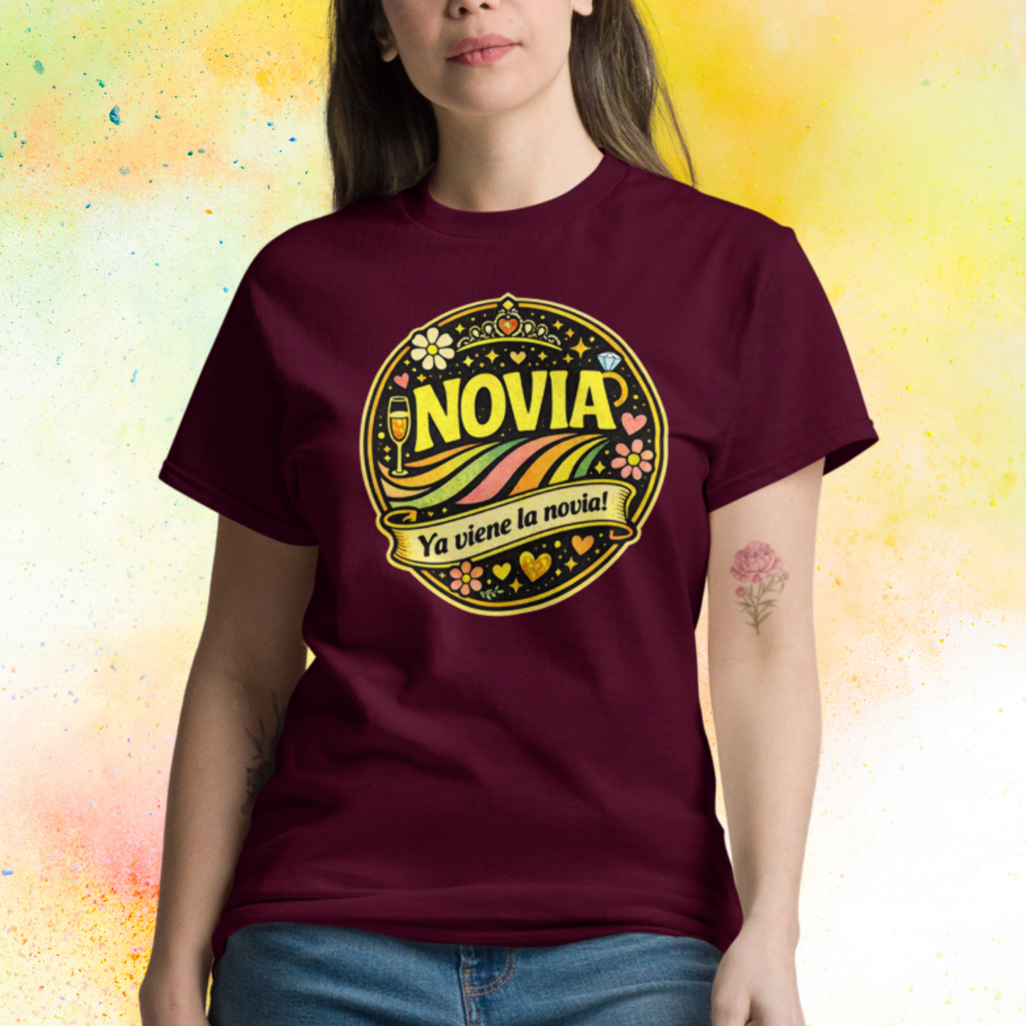 Mujer llevando camiseta Novia Ya viene la novia con diseño retro colorido, ideal para despedida de soltera y celebracion pre boda con amigas burdeos