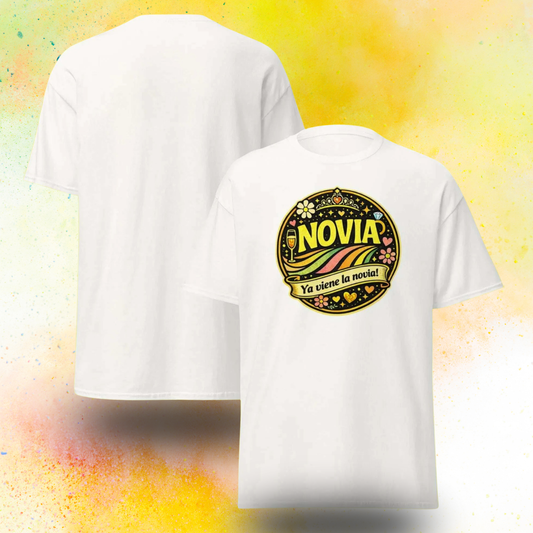 Camiseta Novia con frase Ya viene la novia y diseno retro colorido, ideal para despedida de soltera y celebracion EVJF, modelo para futura novia blanca