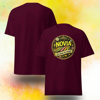 Camiseta Novia con frase Ya viene la novia y diseno retro colorido, ideal para despedida de soltera y celebracion EVJF, modelo para futura novia burdeos