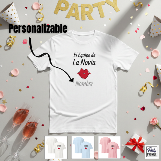 Camiseta blanca personalizable con el texto “El Equipo de la Novia” y espacio para añadir nombre, diseño con labios rojos en el centro, presentada en ambiente festivo con confeti y copas, ideal para despedida de soltera.