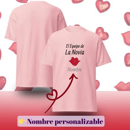 Camiseta personalizada Equipo de la Novia con nombre editable, ideal para despedida de soltera y celebracion de bachelorette party, diseno con labios rojos sobre fondo festivo rosa