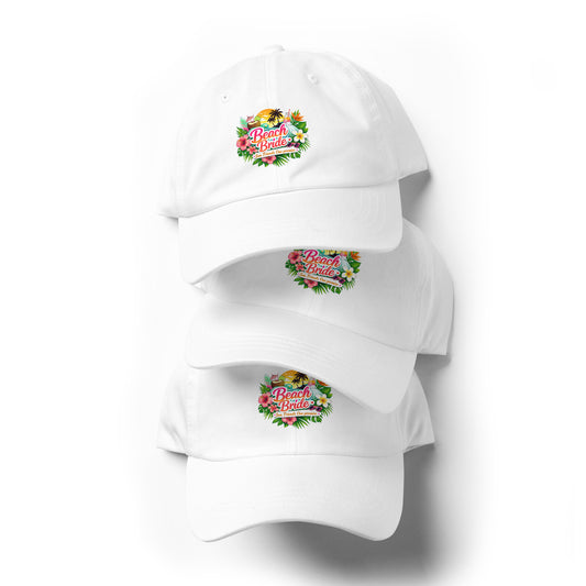 Trois casquettes blanches Beach Bride empilées avec logo tropical coloré à l’avant, visière courbée et style estival pour EVJF plage.