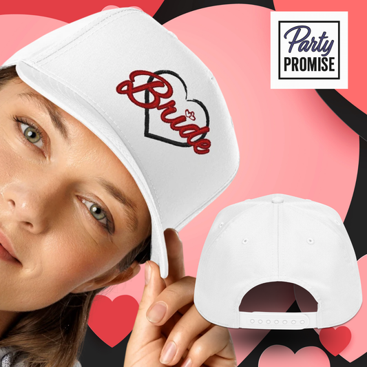 Casquette blanche Bride brodee avec coeur noir portee sur mannequin, accessoire ideal pour EVJF et tenue future mariee.