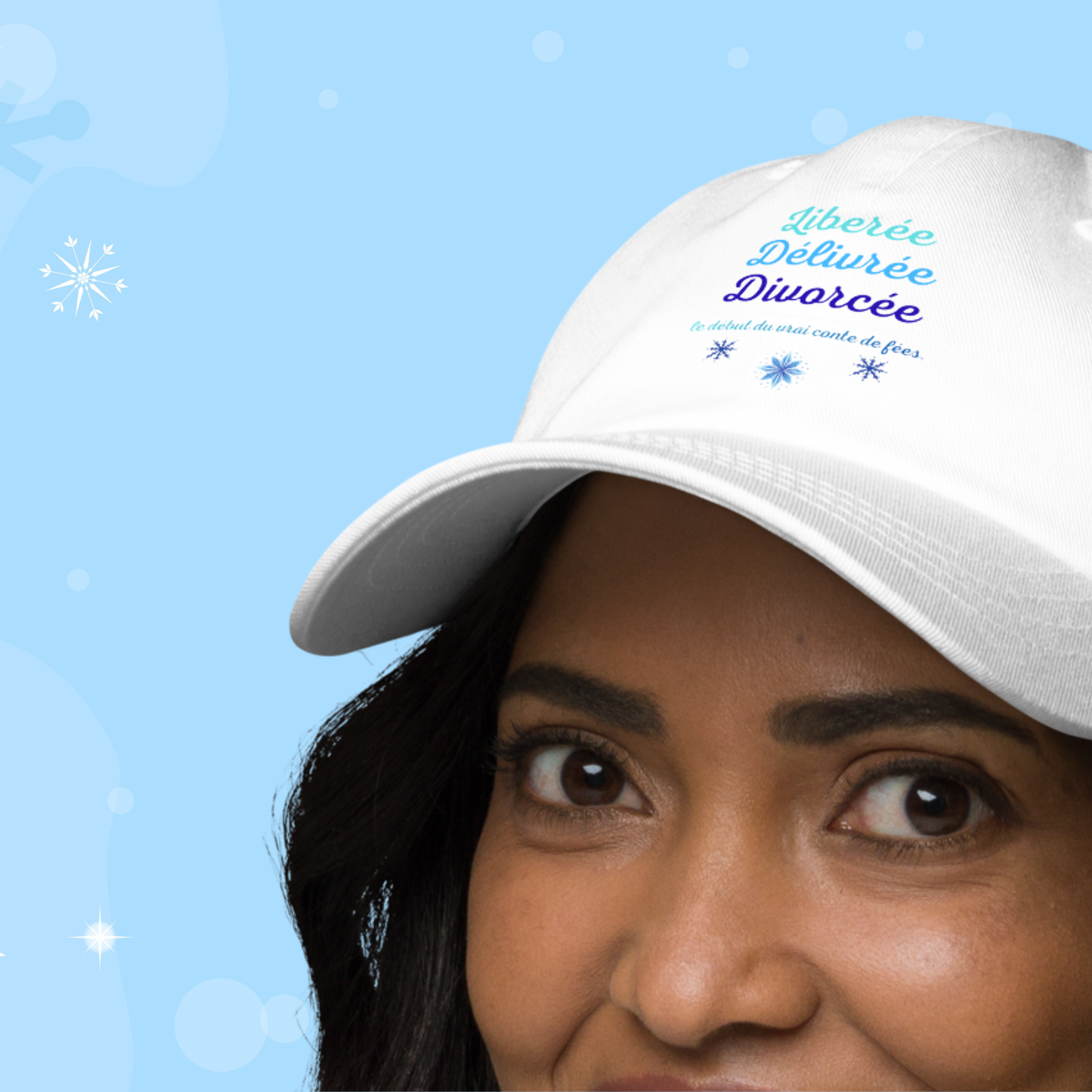 Femme portant une casquette blanche Liberee Delivree Divorcee lors dune divorce party, accessoire humoristique pour fete entre amies et nouvelle etape blanc.