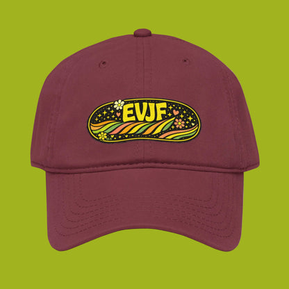 Casquette EVJF bordeaux avec broderie rétro colorée sur le devant, style festival et look décontracté.