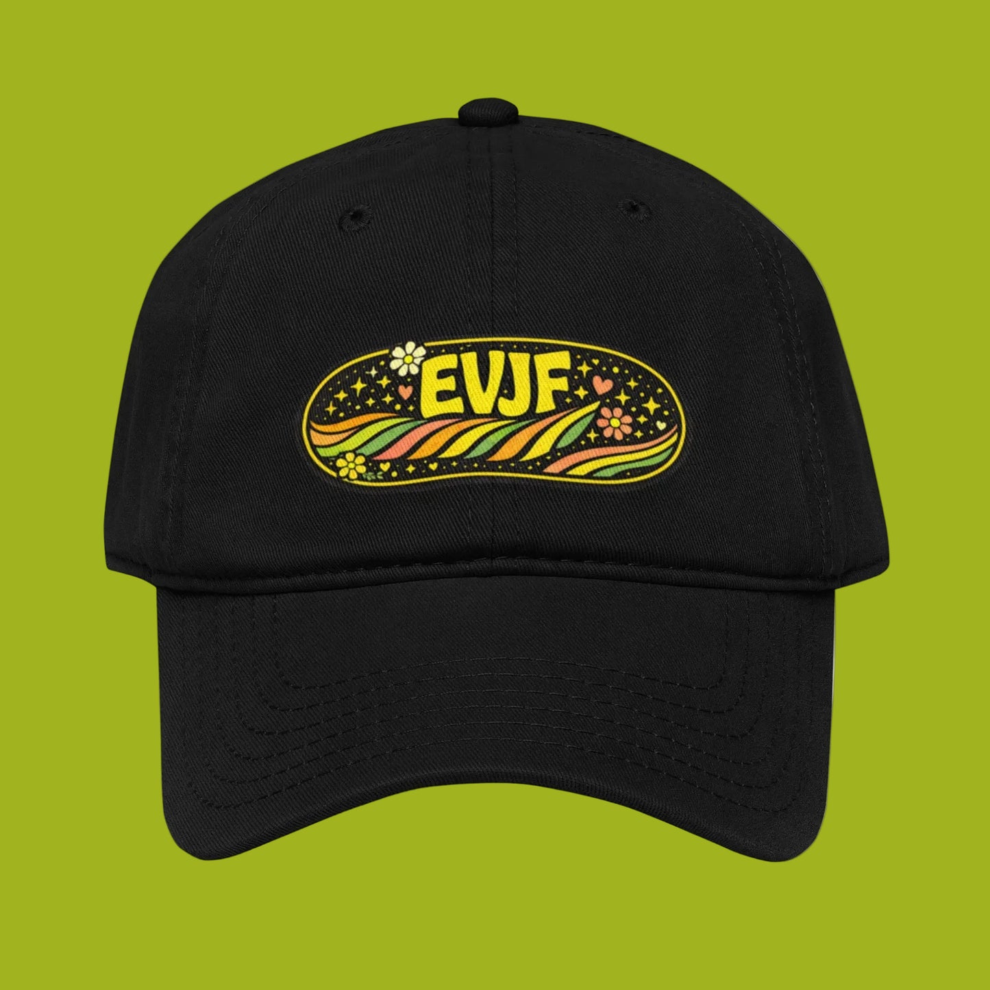 Casquette EVJF noire style festival avec broderie rétro colorée à l’avant, visière courbée et coupe décontractée.