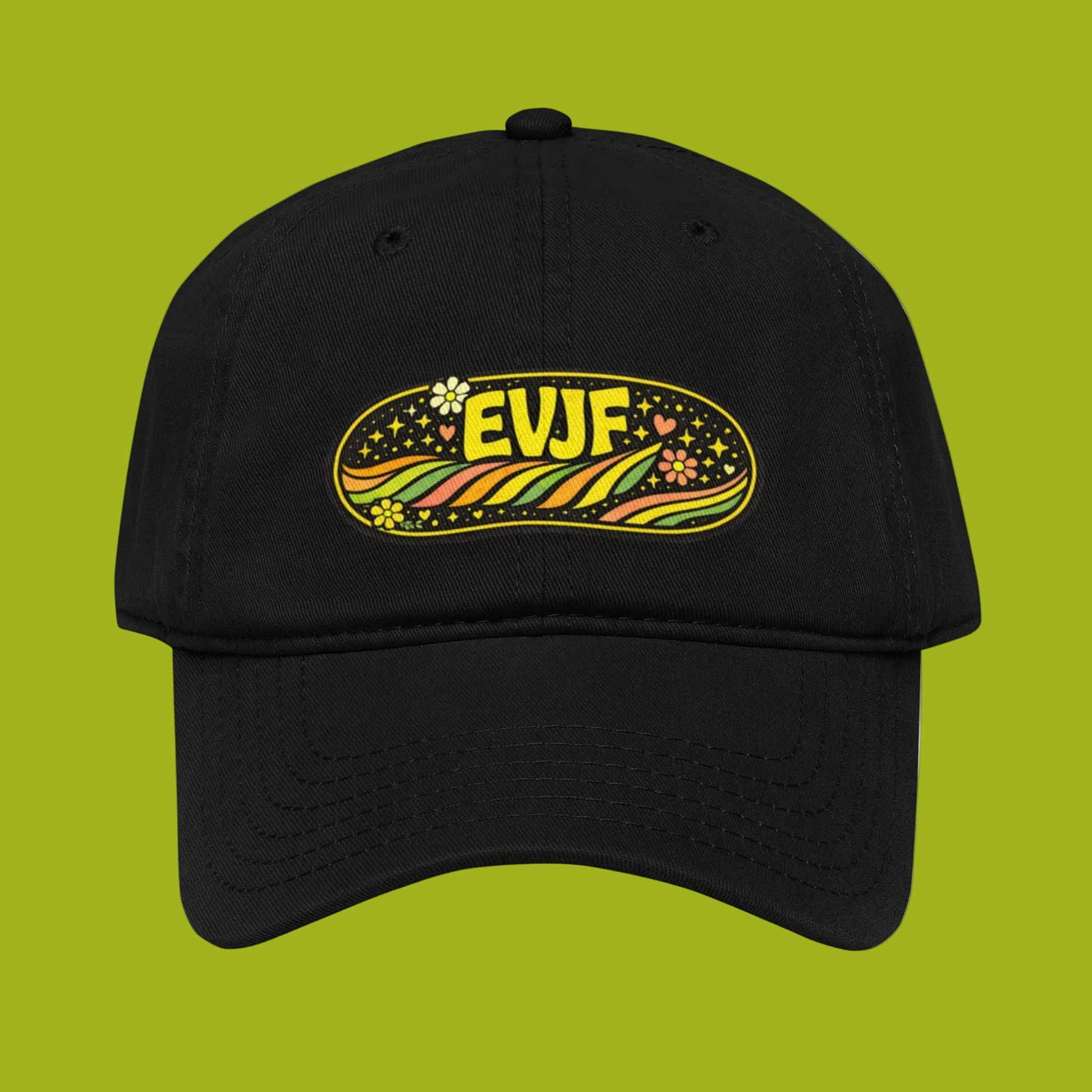 Casquette EVJF noire style festival avec broderie rétro colorée à l’avant, visière courbée et coupe décontractée.