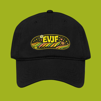 Casquette EVJF noire style festival avec broderie rétro colorée à l’avant, visière courbée et coupe décontractée.