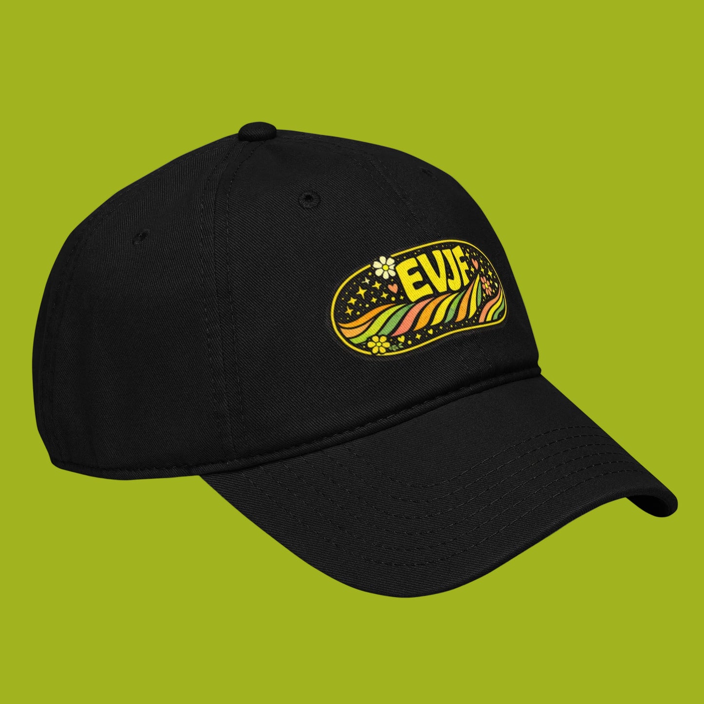 Casquette EVJF noire portée de côté avec design rétro festival sur le devant et visière pré-courbée.