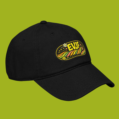 Casquette EVJF noire portée de côté avec design rétro festival sur le devant et visière pré-courbée.