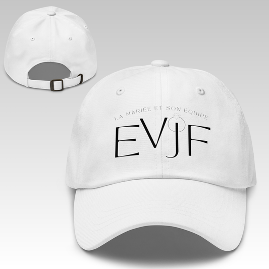Casquette EVJF blanche avec inscription EVJF brodée, montrant la vue de face et l’ajustement arrière sur fond clair.