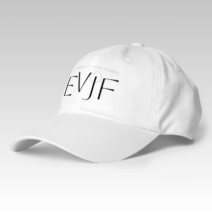 Casquette EVJF blanche avec logo EVJF brodé présentée en vue inclinée sur fond clair.