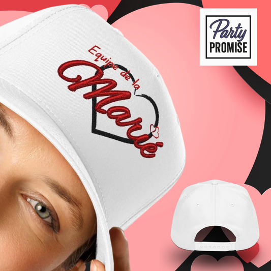 Casquette blanche Equipe de la Mariee brodee avec coeur noir portee sur mannequin, accessoire parfait pour EVJF et equipe de la mariee.