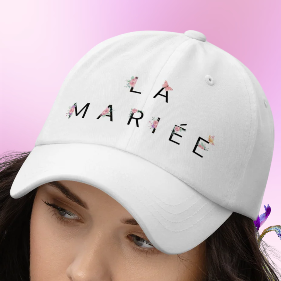 Casquette blanche La Mariee avec motif floral imprime portee sur mannequin, accessoire ideal pour la future mariee.