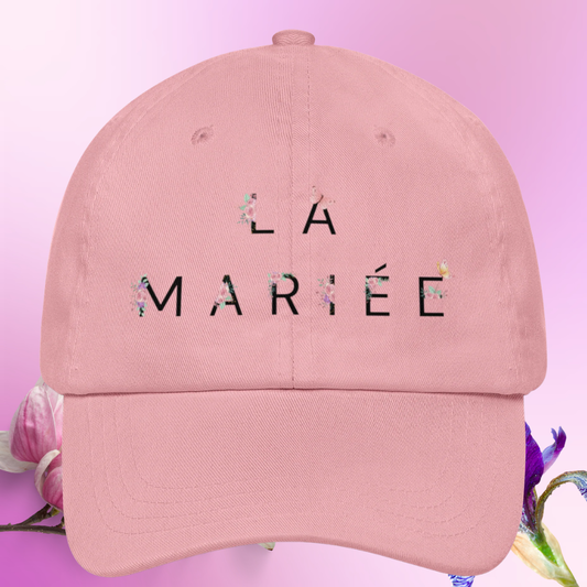 Casquette rose La Mariee avec design floral imprime, accessoire parfait pour future mariee lors dun enterrement de vie de jeune fille.