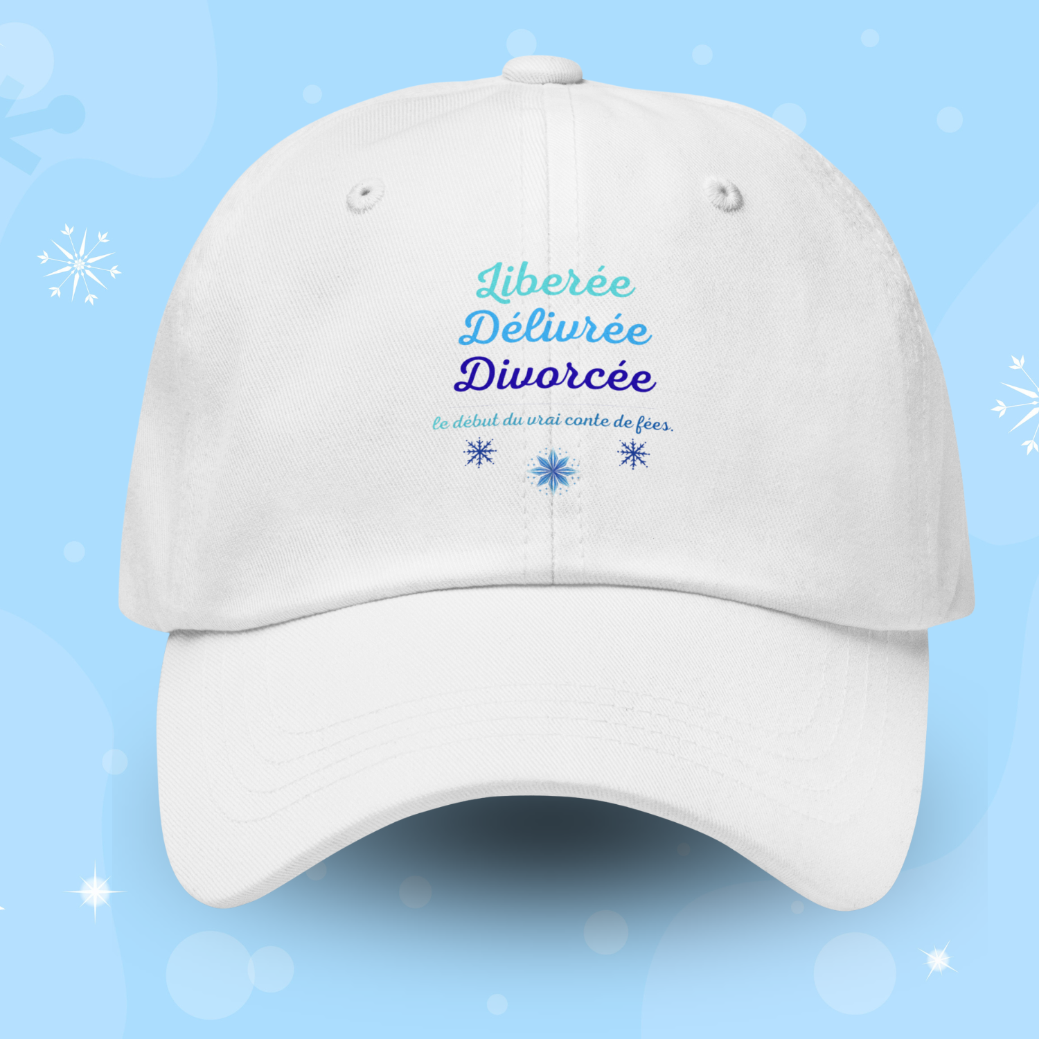Casquette blanche Liberee Delivree Divorcee avec inscription bleu pastel, accessoire ideal pour fete de divorce, celebration nouvelle vie et soiree entre amies blanc.