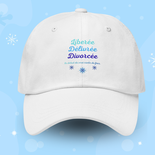 Casquette blanche Liberee Delivree Divorcee avec inscription bleu pastel, accessoire ideal pour fete de divorce, celebration nouvelle vie et soiree entre amies blanc.