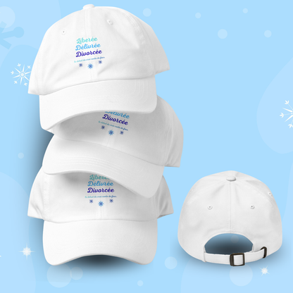 Casquette blanche Liberee Delivree Divorcee vue de face et de cote, accessoire festif pour divorce party et celebration liberation femme blanc.