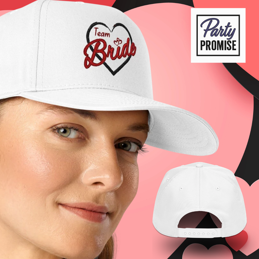 Casquette blanche Team Bride brodee avec coeur noir portee sur mannequin, accessoire parfait pour EVJF et equipe de la mariee.