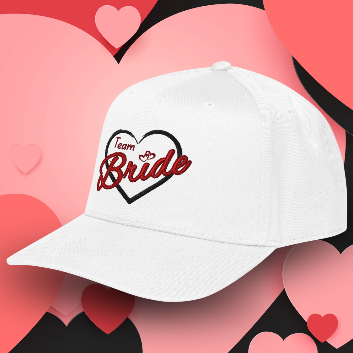 Casquette blanche Team Bride brodee avec ecriture rouge et coeur noir vue profile, accessoire tendance pour enterrement de vie de jeune fille.
